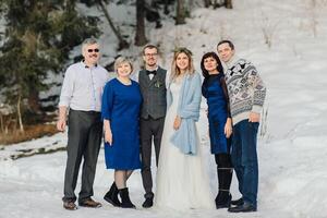 bröllop, par och familj fira äktenskap för engagemang, förtroende eller relation Stöd. porträtt av gift brud och brudgum med Lycklig föräldrar. bröllop i vinter- foto