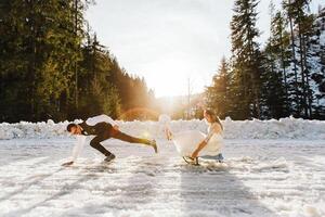 de brud och brudgum rida en släde på en snöig väg i vinter. vinter- bröllop på de gata i de skog. de vinter- högtider. Lycklig par sledding i snöig vinter- väder foto