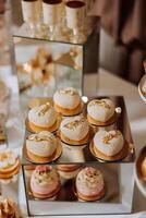 mandel småkakor och olika ljuv kakor för en bröllop bankett. en utsökt reception, en lyxig ceremoni. tabell med sötsaker och desserter. utsökt färgrik franska desserter på en tallrik eller tabell. foto