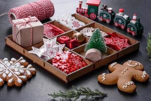 juldekorationer till julgranar och pepparkakor