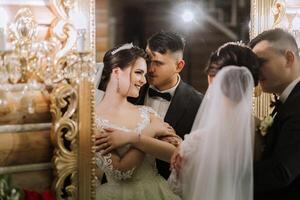 porträtt av en Lycklig brud och brudgum i de hall av en modern hotell nära en spegel. vinter- bröllop. foto