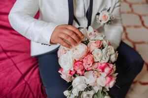 eleganta porträtt av de brudgum med en bukett av blommor. en man är framställning för en bröllop ceremoni i de morgon. brudgummens morgon. förberedelse för de brudgummens morgon. ung och stilig brudgum. foto