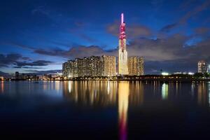 ho chi minh stad, viet nam 26 okt 2023 skön natt på landmärken 81 ho chi minh stad, de högsta byggnad i vietnam, med vietnam flagga på de topp byggnad. foto