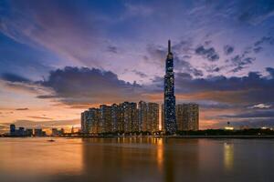 ho chi minh stad, viet nam 26 okt 2023 skön solnedgång på landmärken 81 ho chi minh stad, de högsta byggnad i vietnam, med vietnam flagga på de topp byggnad. foto