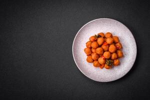 utsökt friterad potatis bollar med grönsaker, salt, kryddor och örter foto