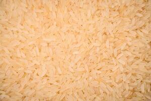 stor korn av okokt vit ris i en keramisk skål foto