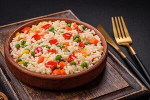 utsökt vit kokt ris med grönsaker, ljuv paprika, morötter, ärtor foto