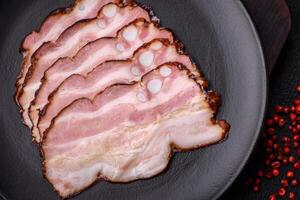 utsökt färsk pancetta eller bacon med salt och kryddor skära in i tunn skivor foto