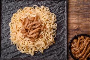 utsökt asiatisk kök maträtt med ris spaghetti, paprika, svamp och kryddor foto