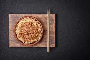 utsökt asiatisk kök maträtt med ris spaghetti, paprika, svamp och kryddor foto