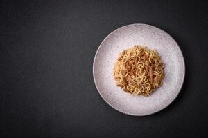 utsökt asiatisk kök maträtt med ris spaghetti, paprika, svamp och kryddor foto