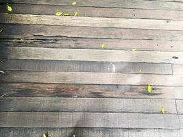 tall trä planka med en årgång Rör, tillsats en känsla av natur och äkthet till din mönster foto