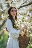 ai genererad en skön ung brunett kvinna i en vit klänning innehar en korg av blommor foto