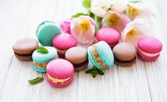 färgglada macaroons och tulpaner foto