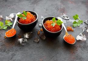 röd kaviar på en svart bakgrund
