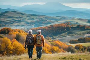 ai genererad tillbaka se av en senior par med ryggsäckar vandring tillsammans i ett höstlig landskap, njuter pensionering och natur. foto