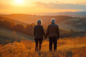 ai genererad ett äldre par innehav händer och gående genom en fält på solnedgång, reflekterande en livstid av kärlek och kamratskap. foto