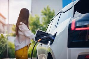 ai genererad kvinna använder sig av ev bil laddning station för avgift ev batteri. plugg för fordon med elektrisk motor. rena energi. laddning punkt på bil parkering massa. framtida transport teknologi modern bil. foto