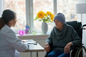 ai genererad äldre kvinna rådfråga med läkare handla om behandling och ger hoppas. kvinna vaktmästare i vit täcka stödjande uppmuntrande gammal person. värld cancer dag begrepp. foto