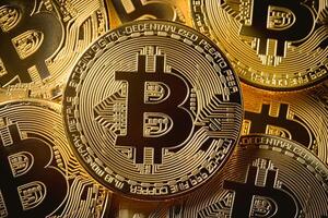ai genererad bitcoin guld mynt och defocused Diagram bakgrund, kryptovaluta bitcoin halvering begrepp. de ekonomisk tillväxt och grundläggande finansiell investering företag , teknologi och kryptovaluta. foto