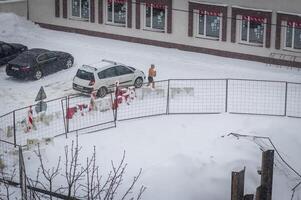 skott av de man gående utomhus endast i skor och shorts under vinter- tid. kondition foto