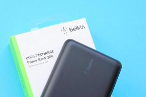 Kiev, ukraina - Maj 4, 2022 bärbar powerbank batteri med logotyp av belkin internationell foto