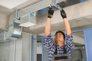 ventilation rengöring. specialist på arbete. reparera ventilation systemet. industriell bakgrund foto
