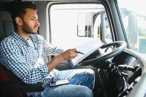 logistik, leverans bil och man med Urklipp pappersarbete eller checklista för stock, produkt distribution eller frakt info. tillförsel kedja industri, kurir service och Lycklig skåpbil eller lastbil förare arbetssätt foto