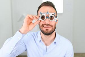 man kontroll upp syn med särskild oftalmisk glasögon foto