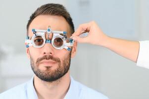 man kontroll upp syn med särskild oftalmisk glasögon foto