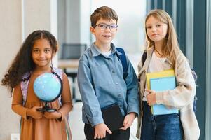 glad elementärt skola studenter. tillbaka till skola foto