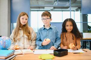 glad elementärt skola studenter. tillbaka till skola foto