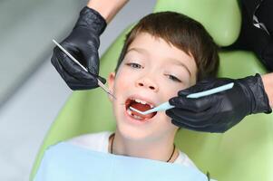 närbild av liten pojke öppning hans mun under dental kolla upp foto