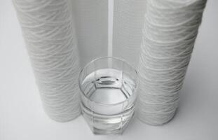 filtrera patroner för vatten på en vit bakgrund. installation av omvänd osmos vatten rening systemet. foto