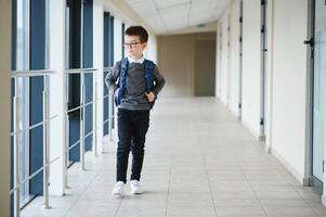 porträtt av söt skola pojke med ryggsäck. skol med en ryggsäck på skola. tillbaka till skola. foto