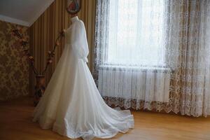 brud klä på sig bröllop klänning. morgon- brud foto