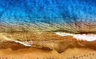 antenn se av person simning i miami strand. ett antenn perspektiv fångar en person simning mitt i de naturskön skönhet av miami strand. foto