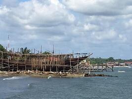byggnad en traditionell fartyg i bulukumba, söder sulawesi foto