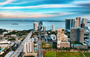 antenn se av miami stad och hav. en fängslande bild fångande ett antenn se av miami stad med de omfattande hav i de bakgrund. foto