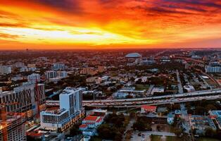 antenn se av miami stad på solnedgång. fånga de fantastisk skönhet av miami stad från ovan som de Sol set. foto