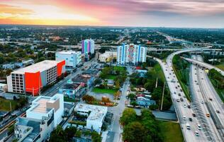 antenn se av miami stad på solnedgång. ett otrolig antenn perspektiv visa upp miami stad badade i de värma nyanser av en fantastisk solnedgång. foto