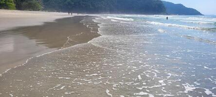 bild av hav vågor på de norr kust av Brasilien i ubatuba itamambuca strand foto