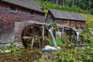 känd historisk vattenkvarn kallad hexenlochmuehle stänga till furtwangen i svart skog,baden Wurttemberg, Tyskland foto