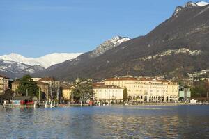 lugano sjö, en kropp av vatten foto