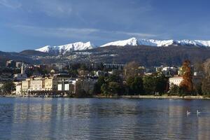 lugano sjö, en kropp av vatten foto