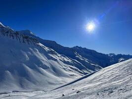 vinter- landskap. berg topp snö. januari bakgrund. alpina landskap. sport. berg. schweiz. äventyr. extrem. foto