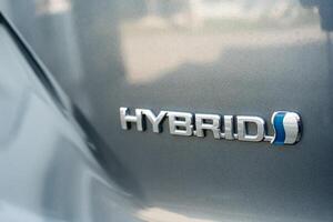 Bangkok, thailand - februari 8, 2024 närbild av hybrid logotyp på Toyota bil foto
