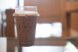 iced kaffe mocka i plast muggar på de kaffe affär. foto