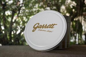 Bangkok, thailand - januari 24, 2024 logotyp av plast garrett popcorn affär skärm på plast väska. foto