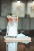 en glas av is mocka visa med skön textur och skikten färsk mjölk och kaffe. foto